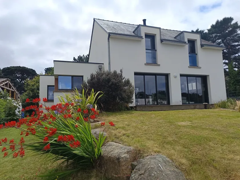 Moderne hus, havudsigt fra alle værelser, terrasse og have - Image 1