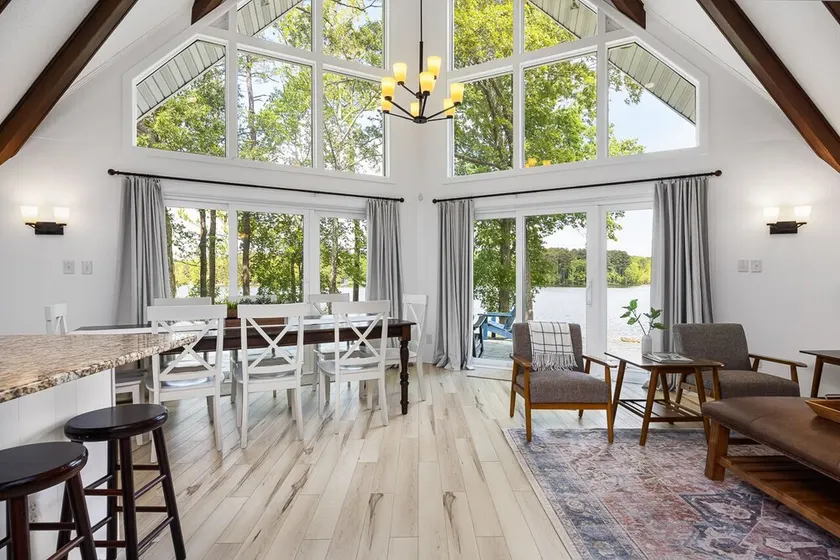 Stunning 180° Lake Views, Kerr Lake Retreat - Image 1