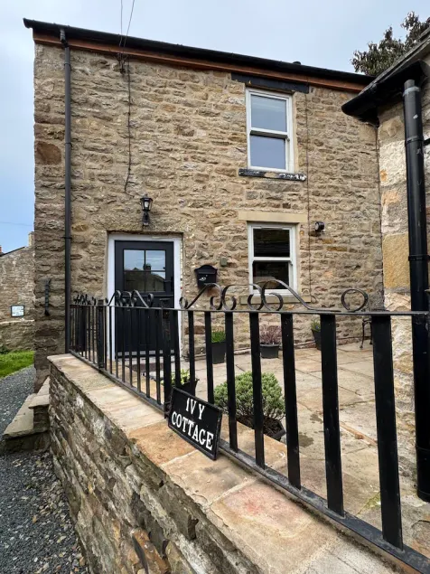 High-quality bolthole and cosy sanctuary for 2 people in a picturesque village location with WiFi. - Image 1
