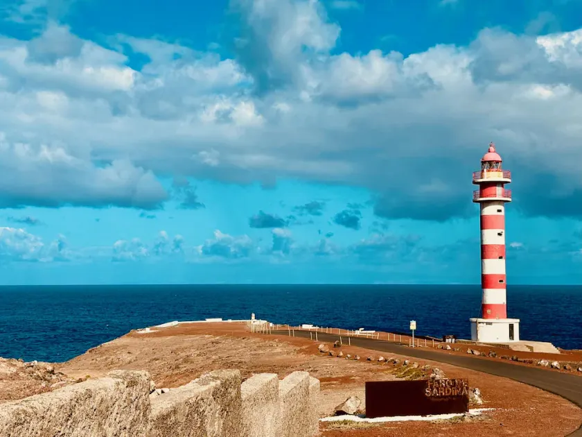 Un Mar Azul que Brilla - Image 1