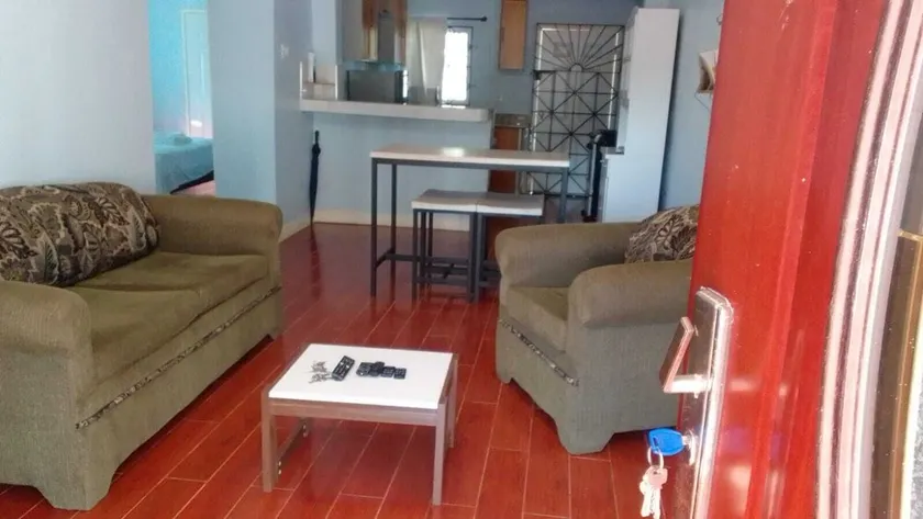 2 bedroom home in Spalding Manchester w/queen bed, kitchen dining & living room - Image 1