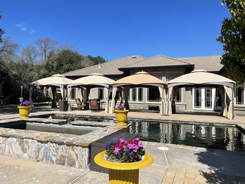 Delightful 4 bedroom ranch with poolside kitchen - Image 1