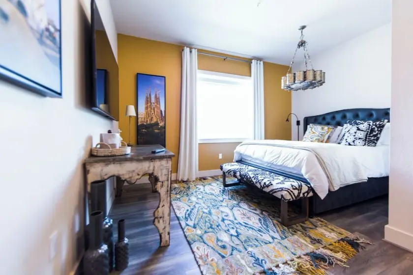 Comfort, 1 Queen Bed (Barcelona) - Image 1