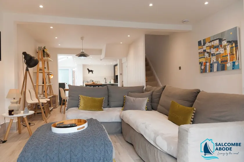 Stylish Coastal Living - Prime Location, Garden and Parking - Image 1