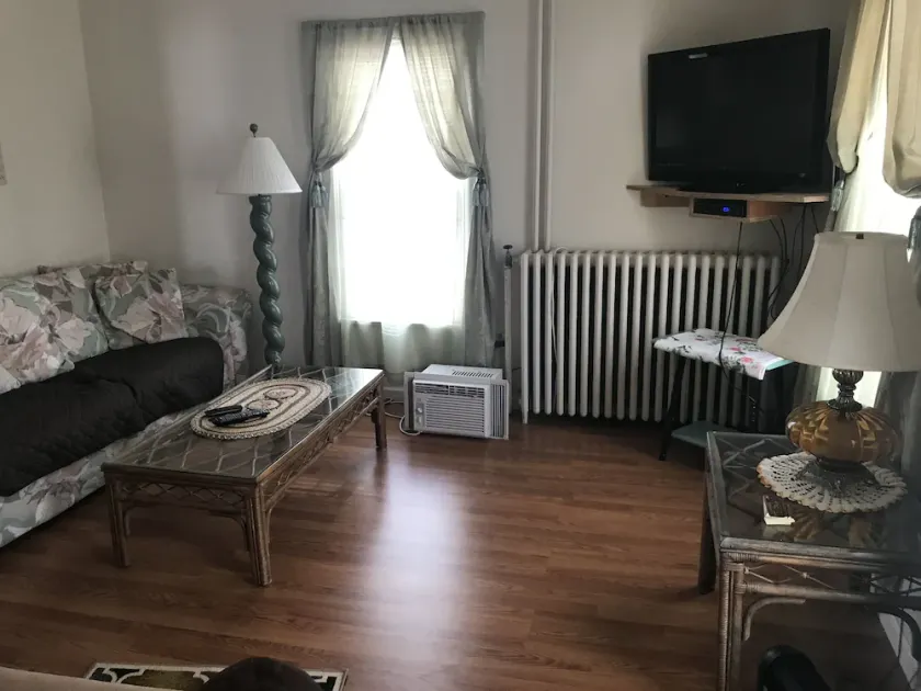 5 Bedroom Family House - Big yard - Image 1