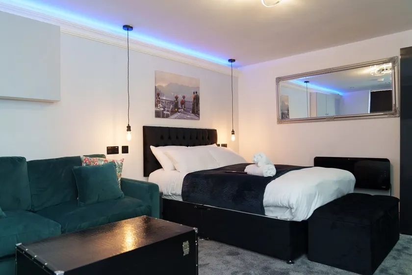 Modern Studio Apartment near Leeds City Centre  - sleep 3 people - Image 1