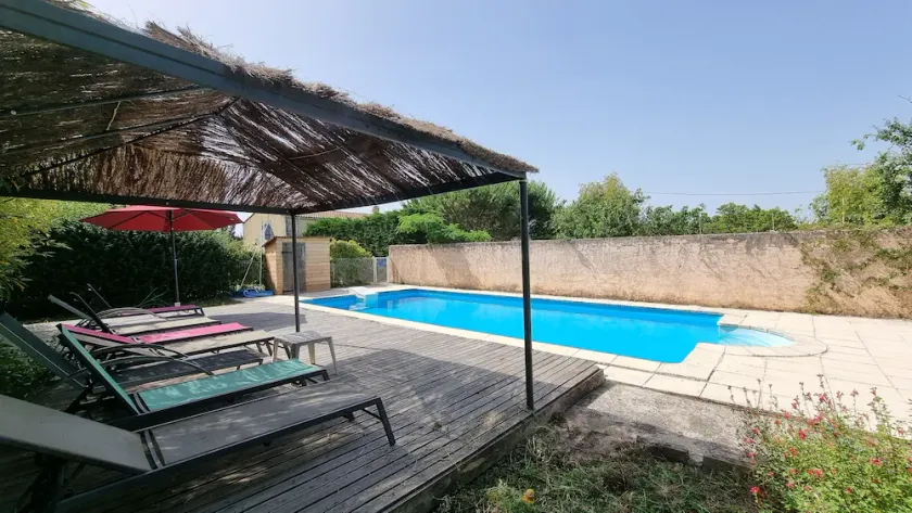 4 bedroom holiday home with private pool and garden - Image 1