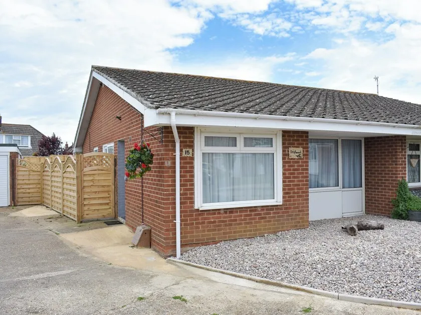2 bedroom accommodation in Godshill, near Newport - Image 1