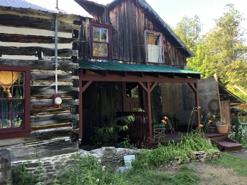 Rustic Log cabin in private setting near Ottawa - Image 1