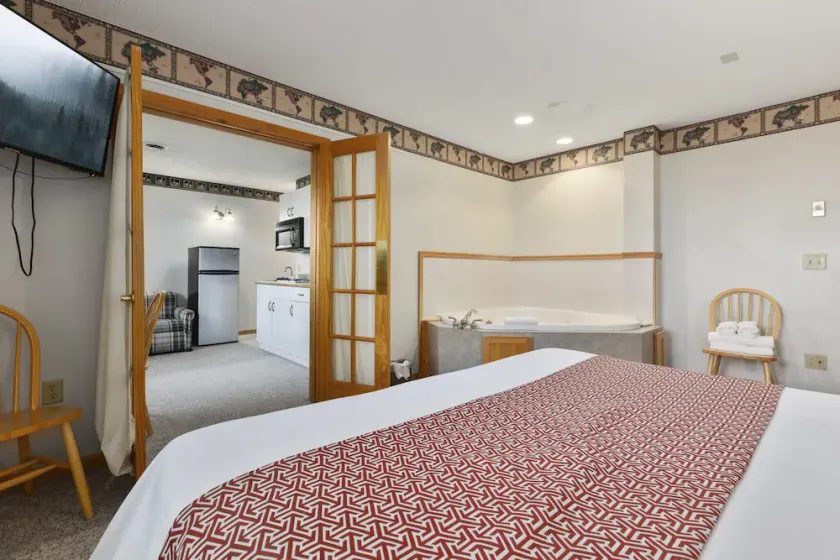 Pelican Lakes Motel - Image 1