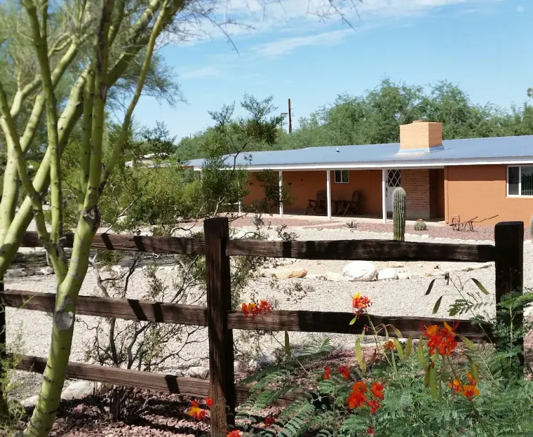 Western Bunkhouse on 8 Acre Estate w / Private Pool, Tennis & Pickleball (NW) - Image 1