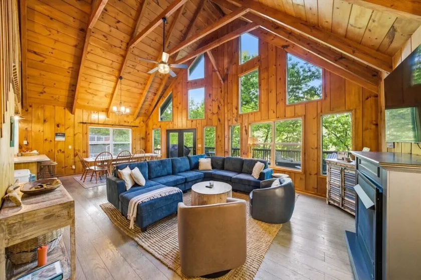 Witt's Cove Landing Lakefront, cov'd dock+hot tub - Image 1