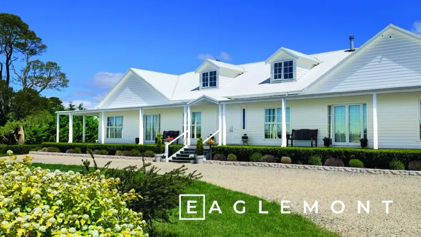 Mesmerising Holiday House with lake views! - Image 1