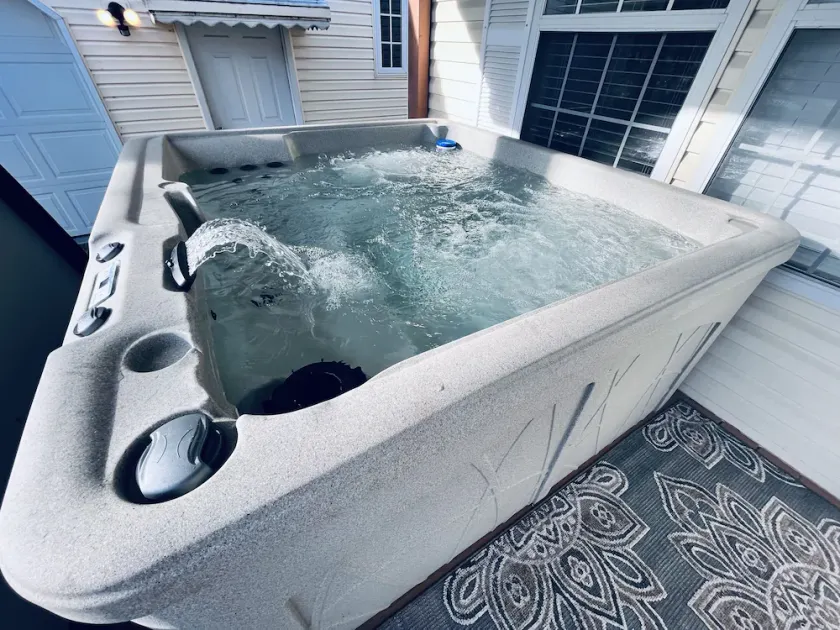4 Bedroom House with Hot Tub and Game Room!! - Image 1