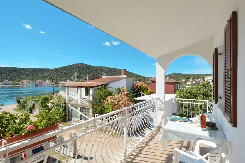 One bedroom apartment near beach Vinišće, Trogir (A-16485-b) - Image 1