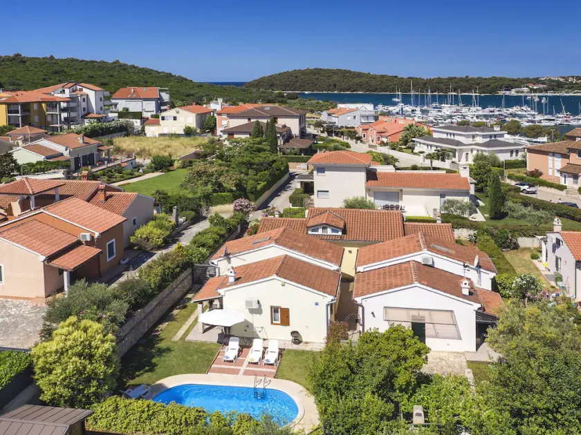 Maison avec terrasse, barbecue et piscine privée - Image 1