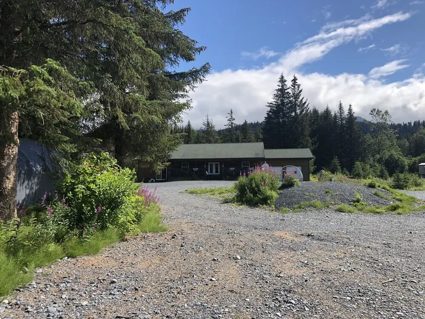 Alaskan sportsmand's Home - Image 1