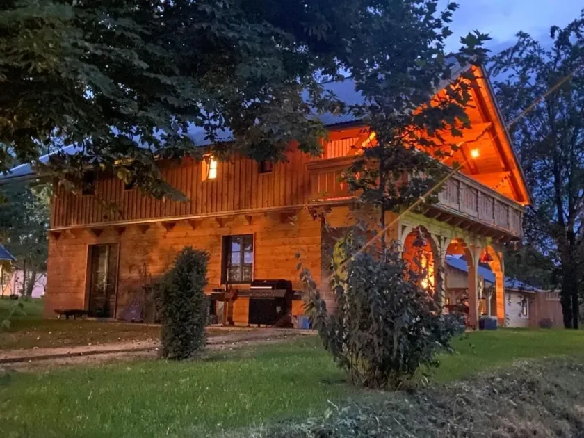 Chestnut house by the lake near the Louvine for 12 guests with outdoor sauna and whirlpool - Image 1