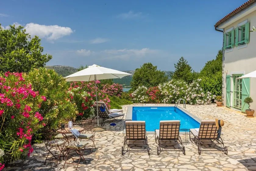 Villa familiare in completa privacy con piscina riscaldata, parco per bambini, sauna e portineria - Image 1
