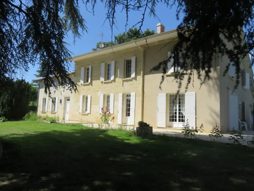 On the outskirts of St Emilion Le REFUGE DU PEINTRE is a charming house. - Image 1