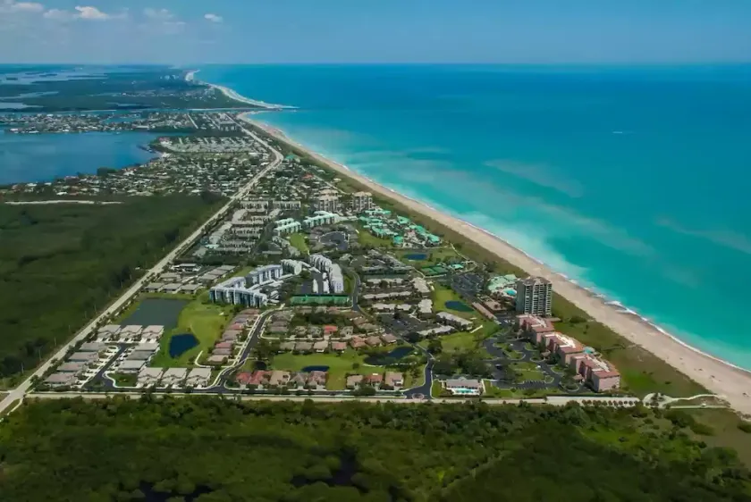 Beautifully renovated beach front condo in a private golf community - Image 1