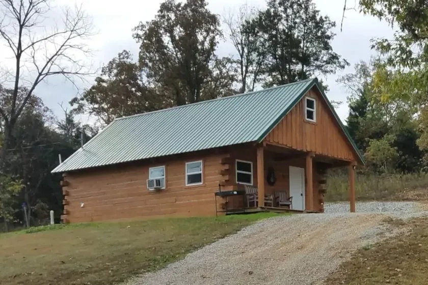 Cozy cabin retreat close to kayaking and hiking trails. - Image 1