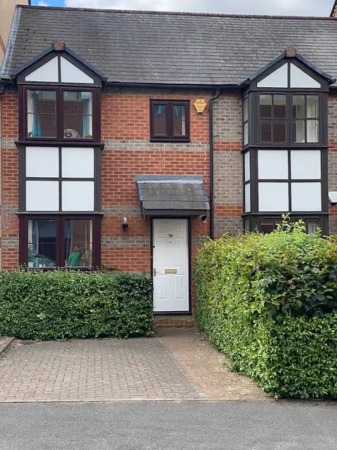 Centre of Town, 3 bedrooms, sleeps 6, own parking and patio close to The Oracle - Image 1