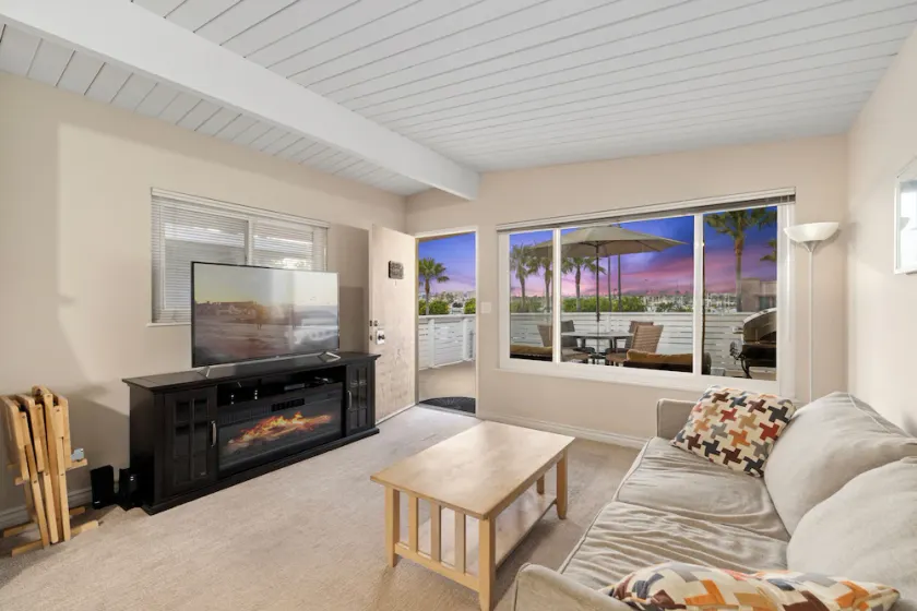 50 étapes pour poncer! Remodelé avec grand patio et vue sur la baie - Image 1