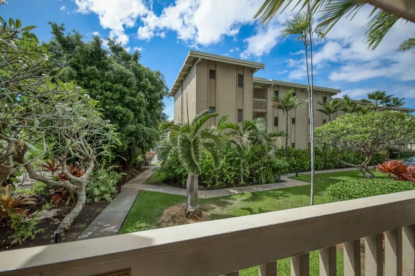 Delightful condo near beaches with pool & hot tub & private balcony - Image 1