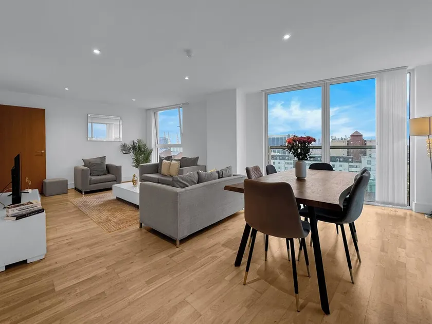 Grand Two Bedroom Apartment in Canary Wharf by MySquare - Image 1