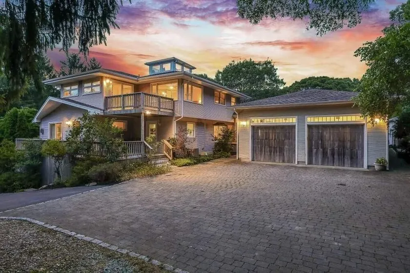Spacious Home w/ Pool & AC, 2 ensuite bedrooms, EV charger, 7-min Walk to Beach - Image 1