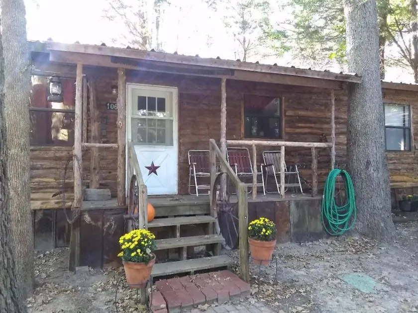 Nyrenoverad stuga i skogen med eldstad och väggmålningar - Image 1