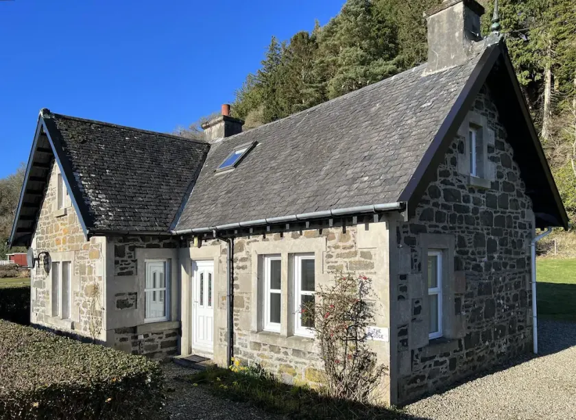 The Lodge Sleeps 6 - Private Cosy Cottage, Pets Welcome, Large Garden - Image 1