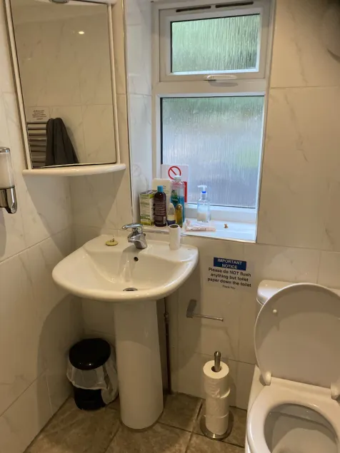 Detached house in private road , 5minutes M25 - Image 1
