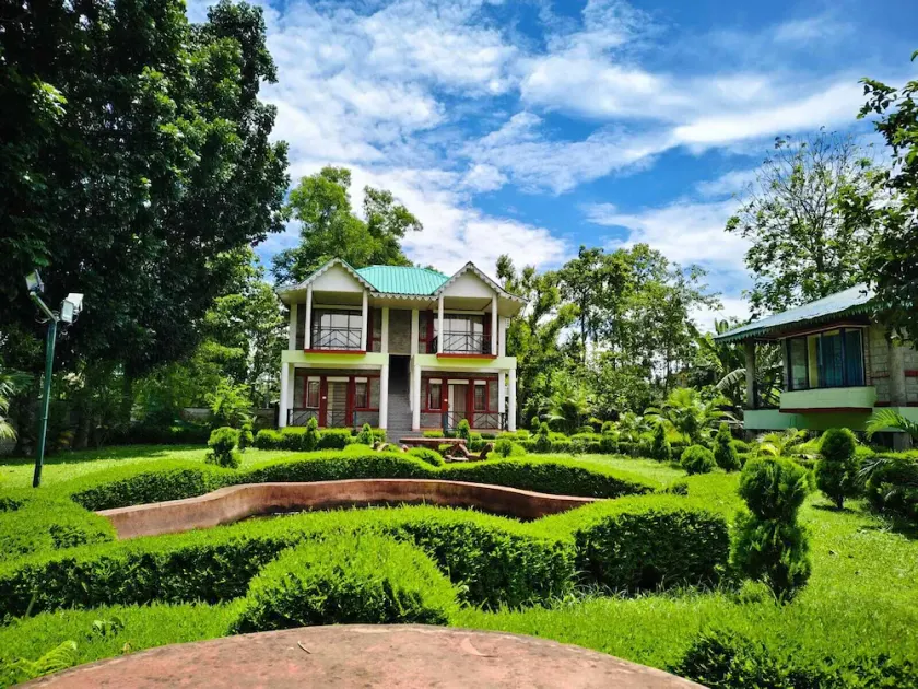 Hotel Dynasty Inn - Image 1