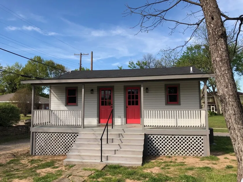 Restored Historic Carriage House walking distance to Downtown and the Riverfront - Image 1