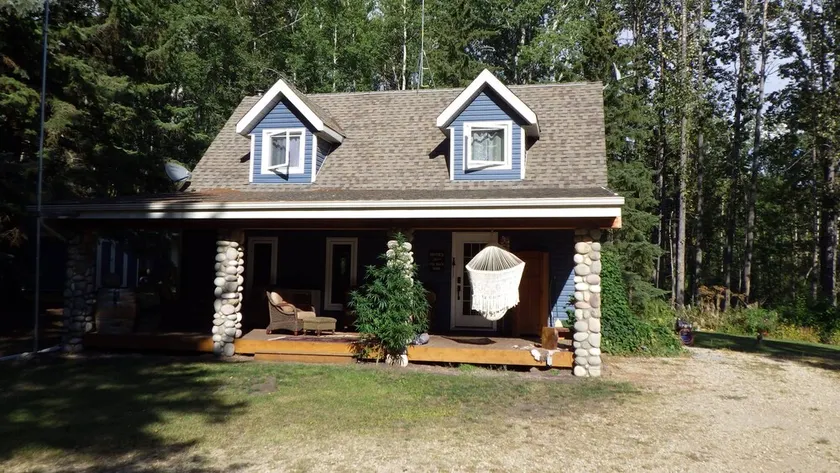 Quiet , secluded , 5 acres outdoor fireplace , indoor wood stove , hot tub - Image 1