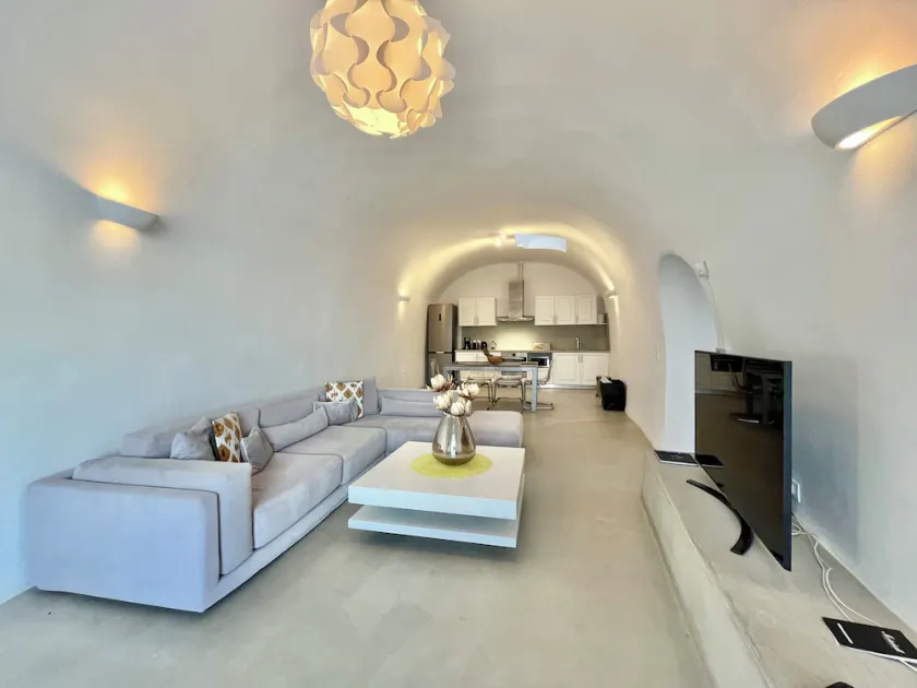 Our Island OASIS  (3000 sq ft of Living Space) Walk to Fira! - Image 1