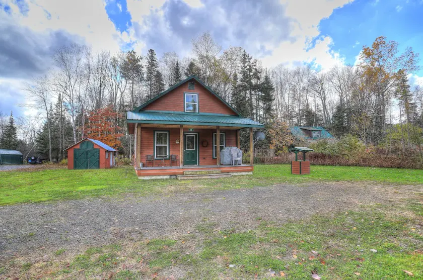 Oquossoc Camp - Great in-town Oquossoc location - walk to OG and Portage! - Image 1