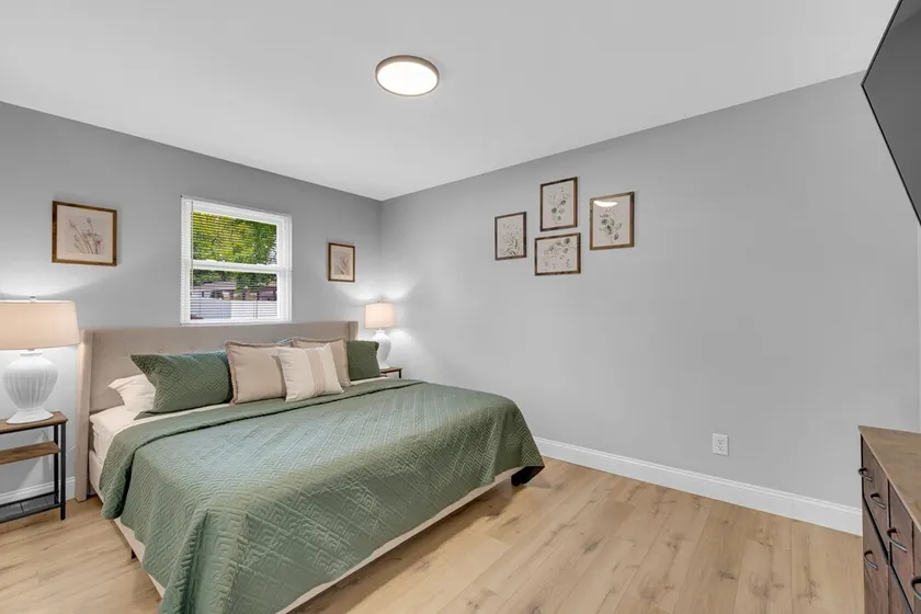 Centrally located, spacious 4 bdrm, on quiet Ct - Image 1