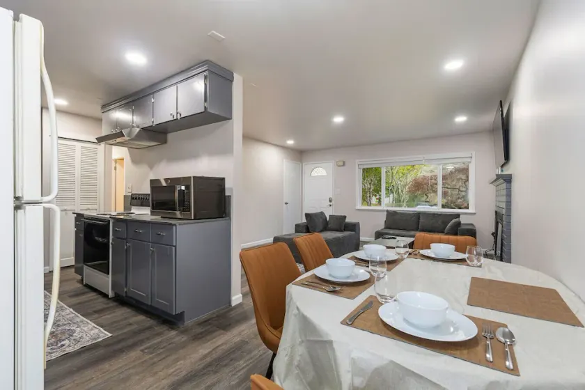 Quiet 3BR Retreat Near Woodinville Wine Country - Image 1