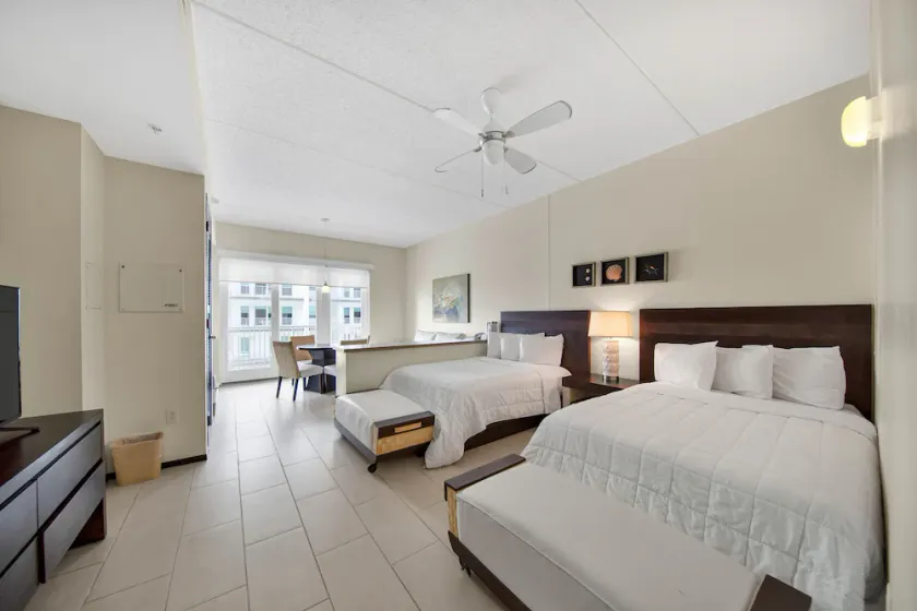 Beautiful Studio 2 Full Size Beds with Kitchenette - Image 1