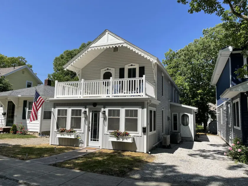 644 Walnut, Large Renovated Cottage in Central Lakeside - Image 1