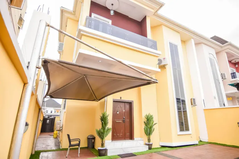Executive 4 bedroom house - Image 1