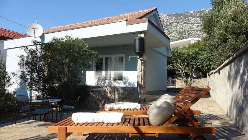 Holiday home with garden - Image 1