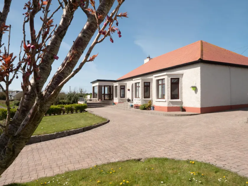 STUNNING 4 camere da letto, 2 bagni fattoria. Viste pittoresche con vista sulla baia di Sligo. Wi-Fi - Image 1