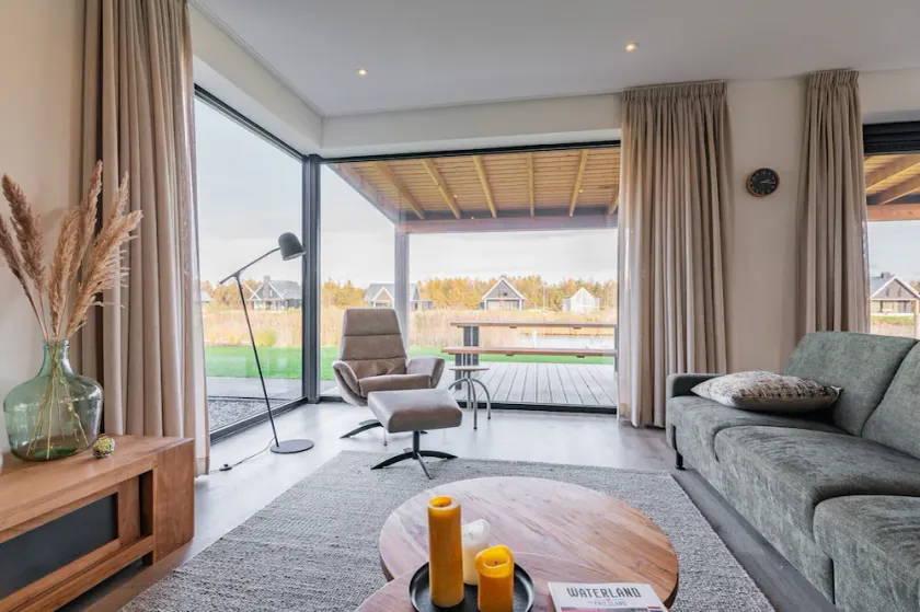Fantastic villa located by a lake - Image 1