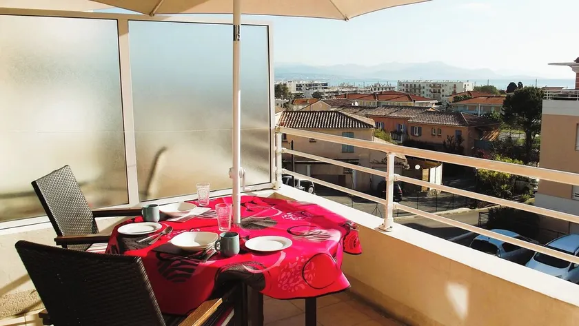 Antibes, Secure 1 bedroom apt, Sea Views, Swimming Pool, 3 adults - own parking - Image 1
