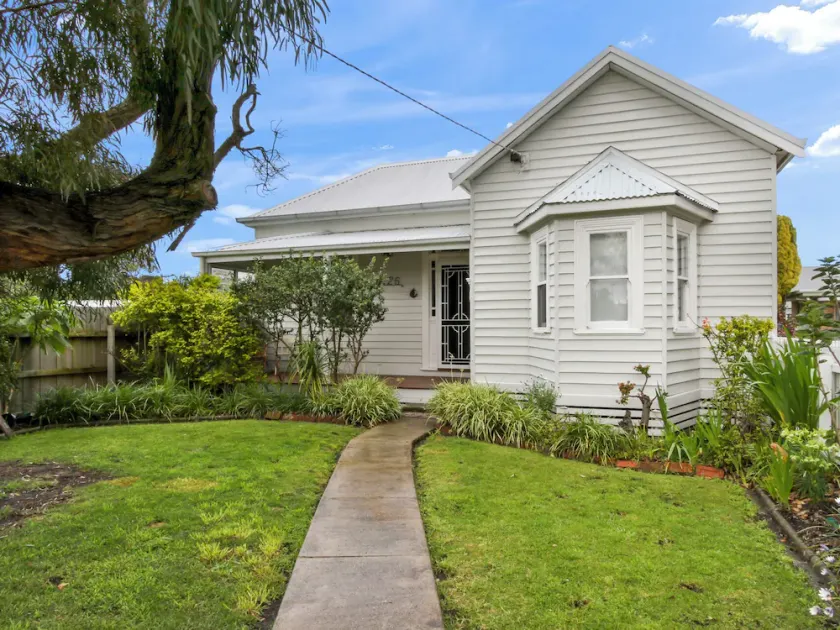 26 Church - Charming Cottage in Lakes Entrance - Image 1