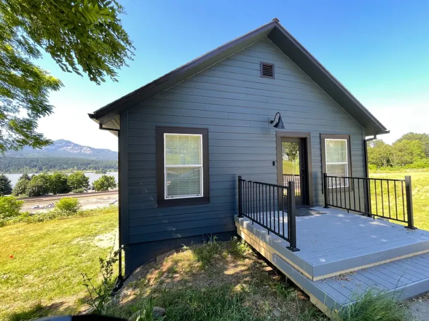Stunning 3BR Gorge Home with River Views - Image 1